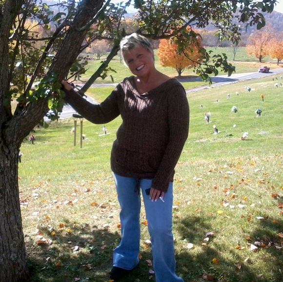 Meet your Posher, Dee - Picture 2 of 5